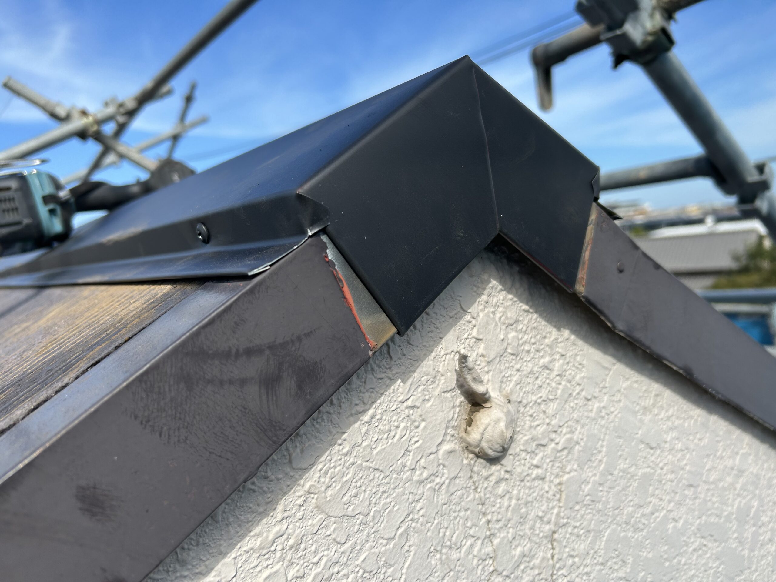 屋根の上で作業している画像