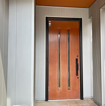 屋根で作業している画像